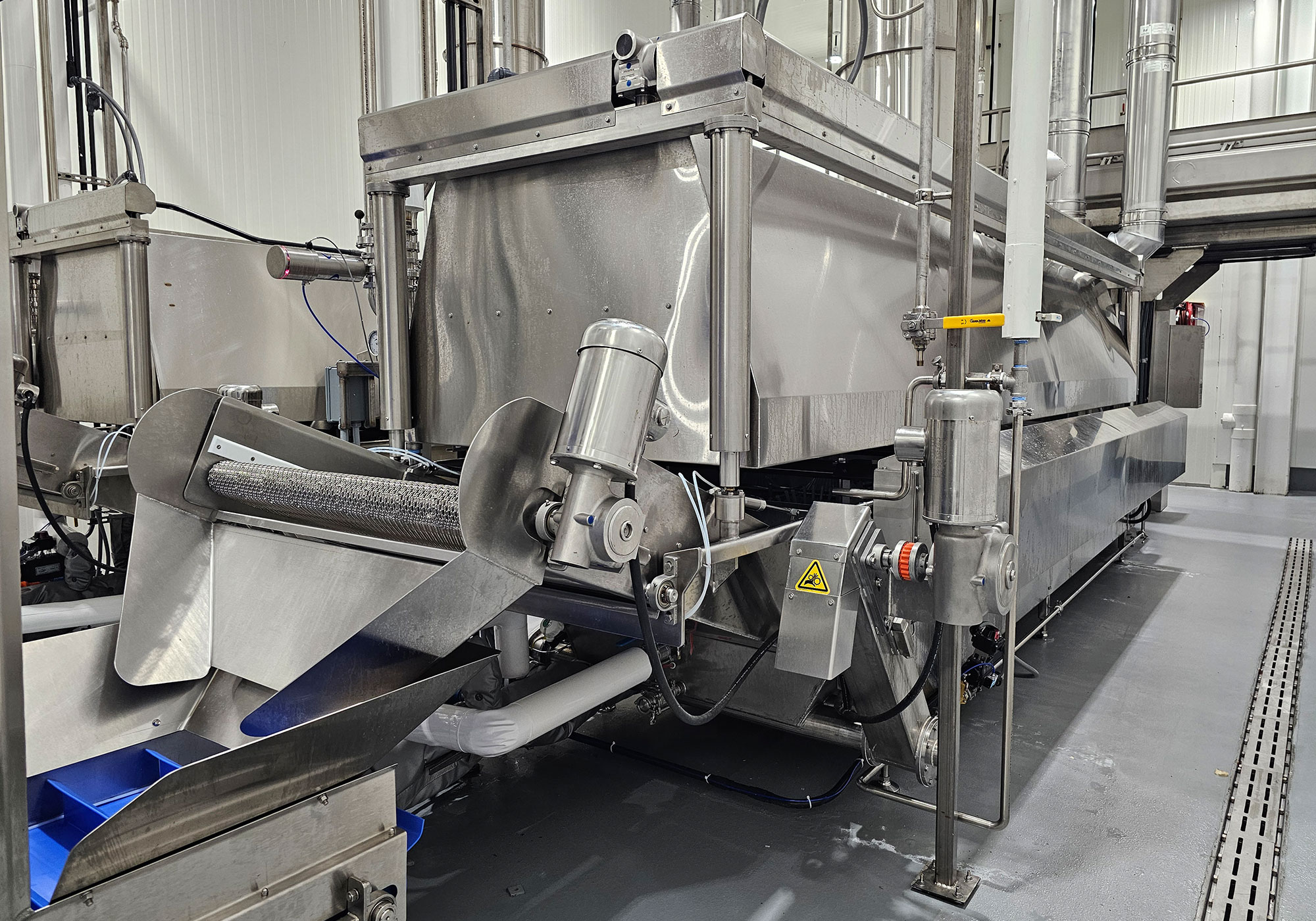 Automatic batch fryer with takeout conveyor and exhaust hood